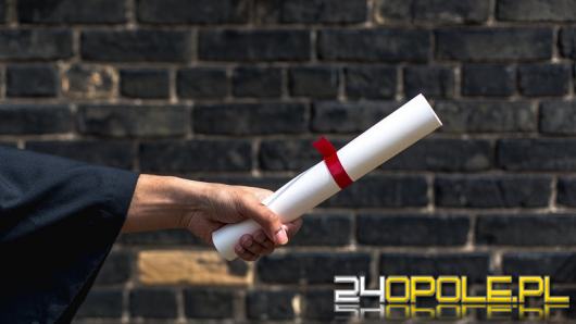 Podrobiony dyplom ukończenia studiów w przesyłce pocztowej