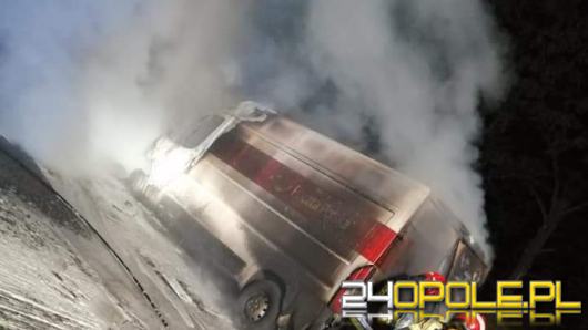 Samochód pocztowy spłonął na A4