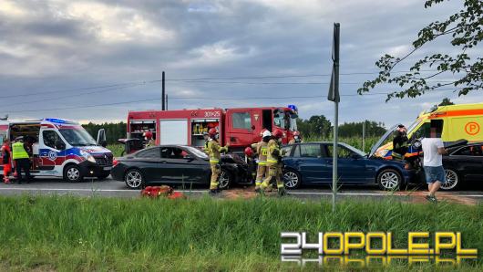 6 samochodów zderzyło się w Dąbrowie. Dwie osoby zabrane do szpitala