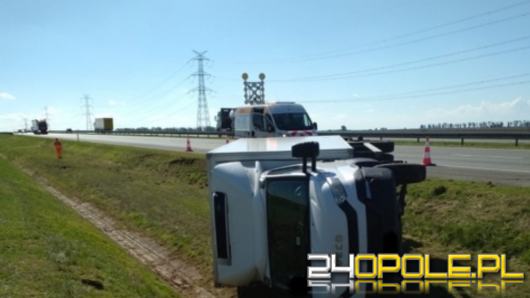 Samochód dostawczy przewrócił się na autostradzie A4 