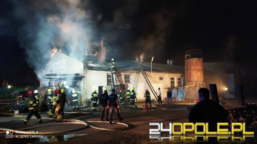 Pożar stolarni w Świerczach gasiło 8 zastępów straży pożarnej