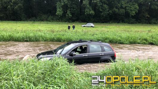 Chciał skrócić drogę przez Kanał Ulgi. Samochód odpłynął z prądem 