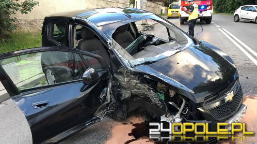 Kierowca osobówki staranował słup na ulicy Popiełuszki w Opolu