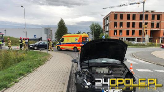 Niebezpieczne zderzenie na Technologicznej w Opolu. Jedna osoba przewieziona do szpitala