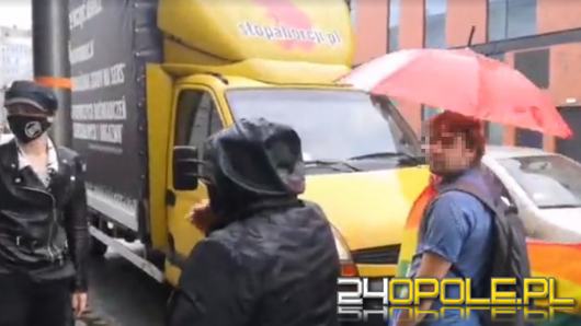 Przedstawiciele Tęczowego Opola zatrzymali "homofobus". Duże korki w centrum miasta