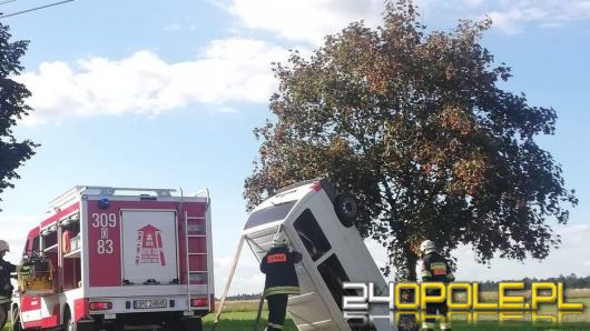 Niebezpieczne zdarzenie w Bierdzanach. Bus wypadł z drogi 