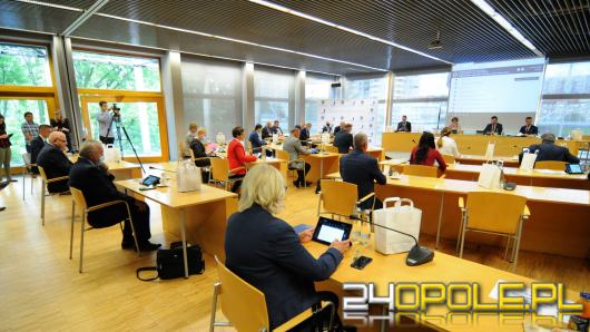 Marszałek Andrzej Buła pozostaje na stanowisku. Tylko 7 radnych głosowało za odwołaniem