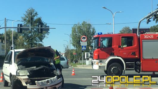 Wypadek z udziałem nieoznakowanego radiowozu policyjnego na skrzyżowaniu w Opolu