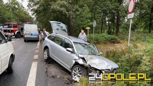 Wypadek na DK 46 za Dąbrową. 23-latek uderzył w kilka pojazdów, trafił do szpitala