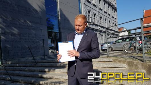 "Rząd się wali państwo się pali". Poseł Witold Zembaczyński pyta o szczepienia i testy