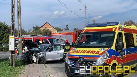 Osobówką zderzył się z ciężarówką i wjechał w słup