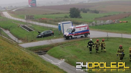 Toyota wypadła z autostrady. Poszkodowana kobieta w ciąży i dziecko