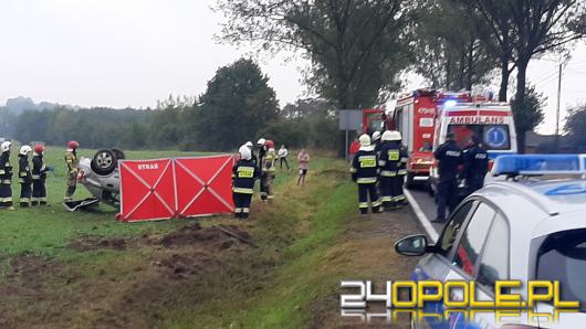 Niebezpiecznie na drogach. Samochód dachował w powiecie oleskim