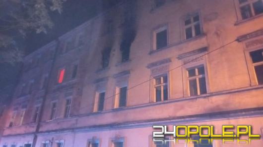 Kolejny raz strażacy walczyli z pożarem kamienicy w Prudniku. Mieszkańcy boją się o życie