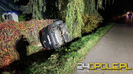 Kierowca Mazdy zakończył jazdę w rowie. Był pijany