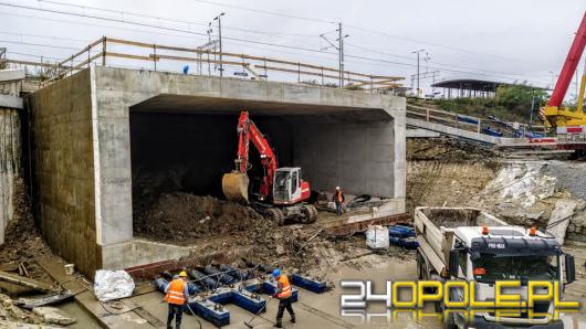 Centrum Przesiadkowe Opole Wschodnie: Powstaje tunel w nasypie kolejowym