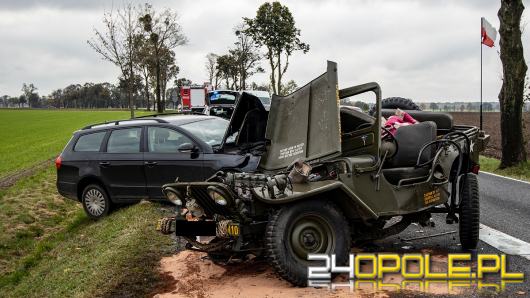 Niebezpieczne zdarzenie pod Kluczborkiem. Po zderzeniu kierowca wypadł z pojazdu