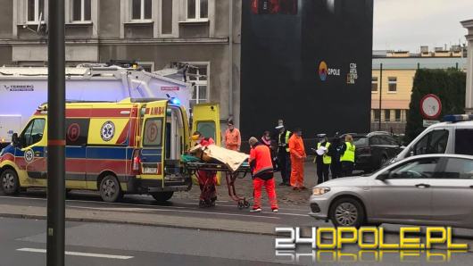 Śmieciarka potrąciła starszą kobietę idącą chodnikiem. Wypadek na ulicy Oleskiej w Opolu
