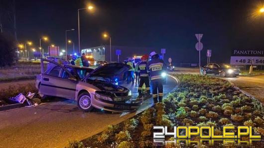 Kolizja koło Makro w Opolu. Auto wypadło z drogi i dachowało