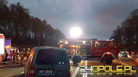 Dachowanie na autostradzie A4. Kierowca zabrany do szpitala