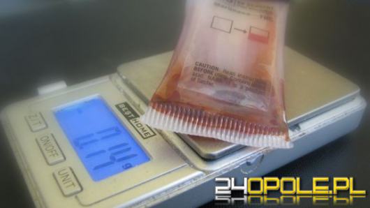 Jechał bez uprawnień i przewoził narkotyki