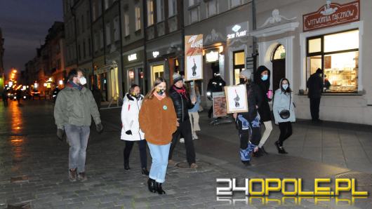 Manifestujący w obronie praw kobiet spacerowali po mieście 