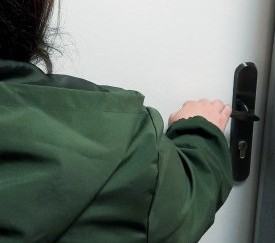 Nieznajome poprosiły o jedzenie i picie - seniorka straciła 20 000 złotych