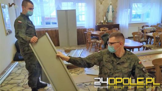 Żołnierze wyręczają personel DPS-ów w pracach porządkowych by mogli zając się pacjentami