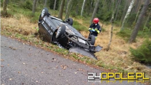 Samochód osobowy dachował na trasie w kierunku Zębowic 