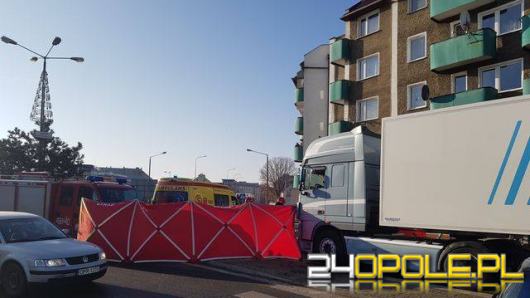 Śmiertelny wypadek na rondzie w Prudniku. Na pasach zginął 78-letni mężczyzna 