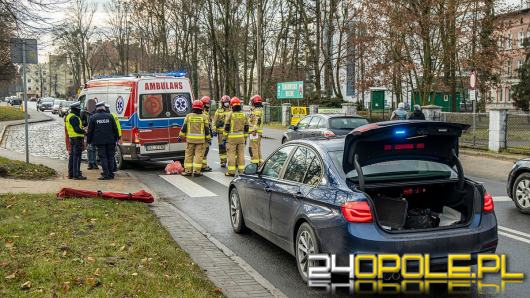 Niebezpieczne potrącenie pieszego na pasach. Interwencja służb w Kluczborku