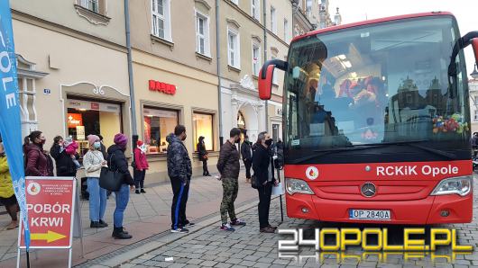 Trwa akcja "Zostań Świętym Mikołajem - Oddaj krew" na opolskim Rynku