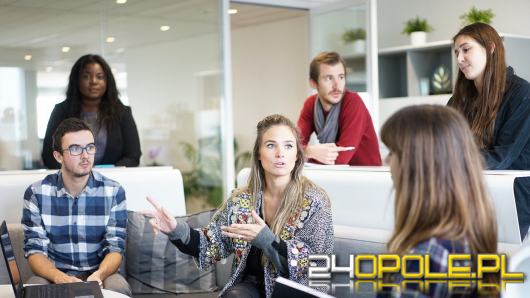 Jakie koszty ponosi pracodawca, zatrudniając pracownika na umowie o pracę?