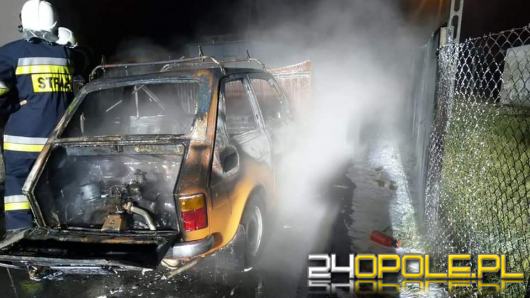 Mały Fiat spłonął w Kielczy w gminie Zawadzkie