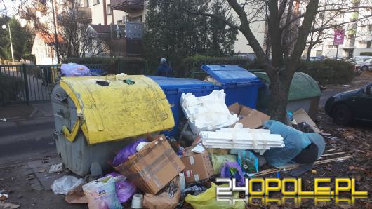 Mieszkańcy ulicy Spychalskiego skarżą się na zaniedbany teren wokół mieszkań