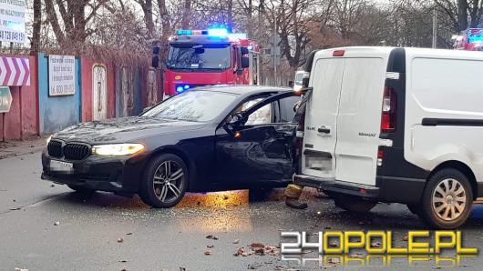 Zderzenie pojazdów na skrzyżowaniu 1-Maja i Rejtana