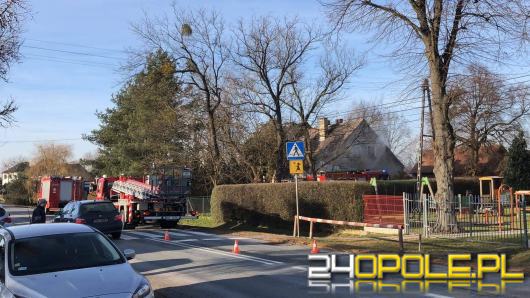 Pożar budynku w powiecie oleskim. Jedna osoba ranna 