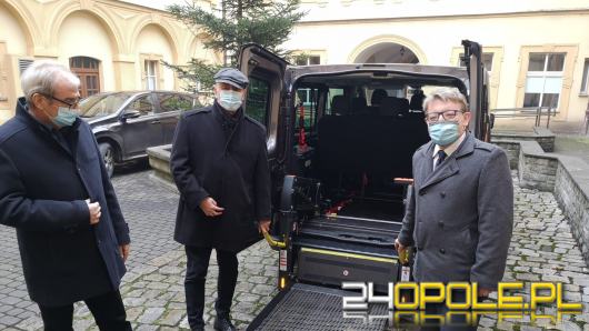 Mikrobus trafił do Domu Pomocy Społecznej w Prószkowie