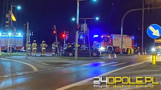 Wypadek pomiędzy Brzegiem a Żłobizną. Kobieta z dwójką dzieci trafiła do szpitala