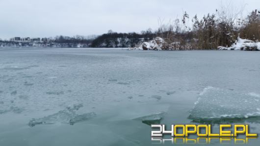 Strażacy apelują o rozwagę: Pokrywa lodu na akwenach jest cienka