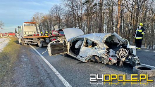 Poważny wypadek przed Zawadą. Zderzenie ciężarówki i osobówki 