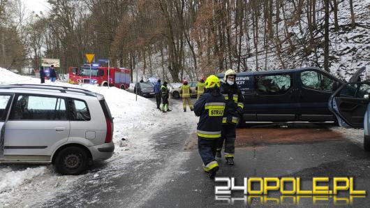 Zderzenie 4 pojazdów w gminie Leśnica. Autami podróżowało 6 osób w tym dziecko