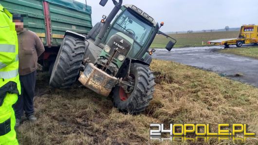 Kierujący ciągnikiem rolniczym wypadł z drogi. Kierowca ukarany mandatem