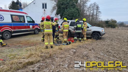 Mężczyzna naprawiał auto - nagle pojazd spadł z lewarka i przygniótł mężczyznę