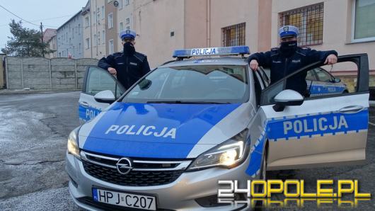 Policjanci eskortowali seniorkę do szpitala