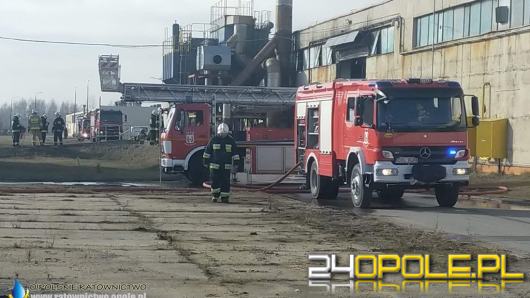 14 zastępów straży gasi pożar w firmie Neapco w Praszce. Ewakuowano 31 osób