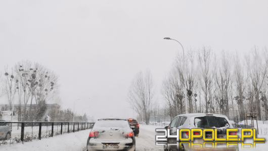 Trudna sytuacja na opolskich drogach. Służby drogowe nie nadążają z odśnieżaniem