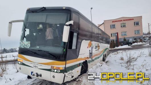 Autobus nie zmieścił się pod wiaduktem. Zawracając ugrzązł w rowie