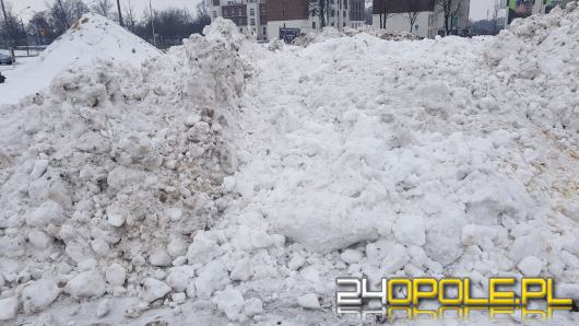 MZD wywozi śnieg z centrum miasta. Hałdy na parkingu pod stadionem żużlowym