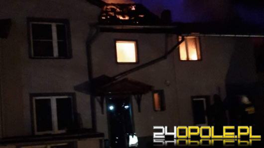 18 zastępów straży dogasza pożar budynku mieszkalnego w powiecie głubczyckim